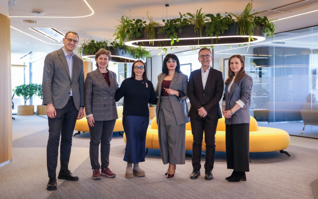 Fondi Kosovar për Garanci Kreditore dhe Raiffeisen Bank nënshkruajnë marrëveshjen për Dritaren Grow